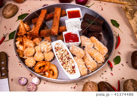 Plate of snacks 41374486