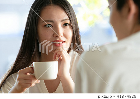 コーヒーを飲む女性 コーヒーを飲む女性 41374829