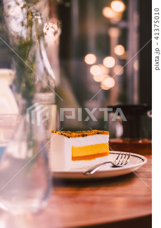 Raw vegan mango coconut cake 41375010