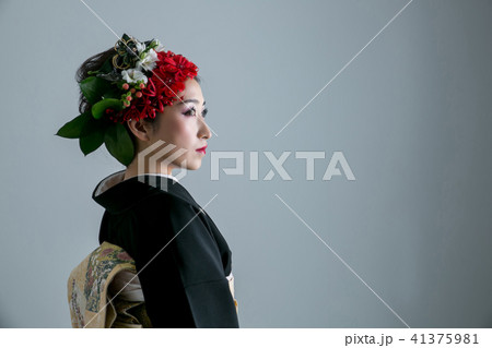 奇抜なヘアメイクの着物姿の女性 41375981