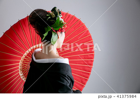 奇抜なヘアメイクの着物姿の女性（花魁風） 41375984