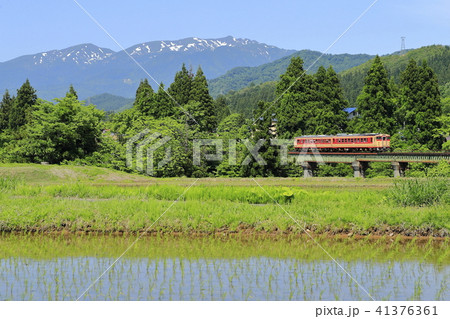 新緑の只見線と残雪の守門岳 41376361