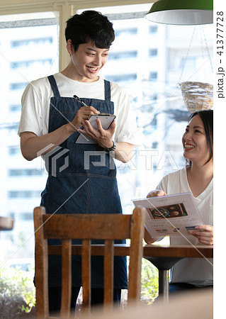 カフェ店員 男性の写真素材