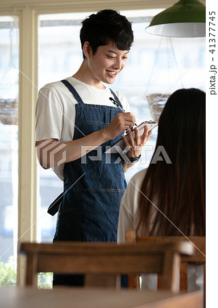 カフェ店員 男性 41377745