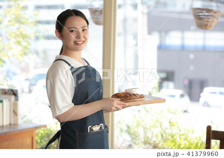 カフェ店員　女性 41379960