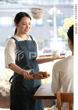 カフェ店員 女性 カフェ店員 女性 41379981