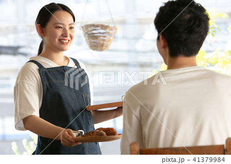 カフェ店員　女性 41379984