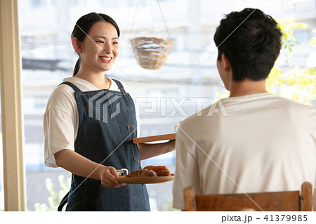 カフェ店員　女性 41379985