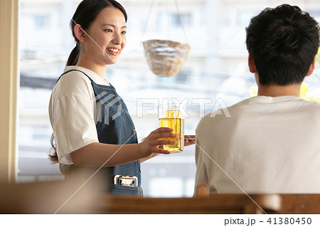 カフェ店員 女性 41380450