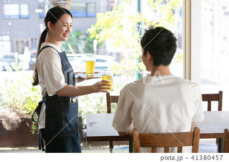 カフェ店員 女性 41380457