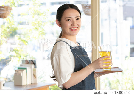 カフェ店員　女性 41380510