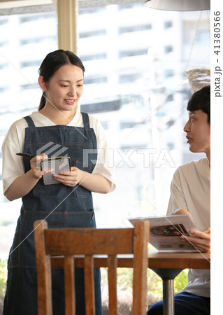 カフェ接客 41380566