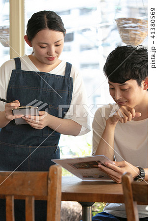 カフェ接客 41380569