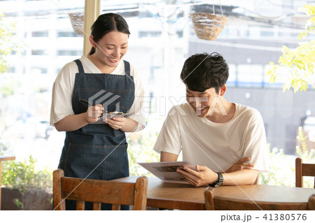 カフェ接客 41380576