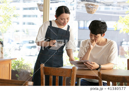 カフェ接客 41380577