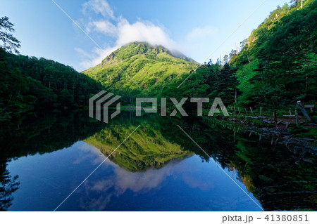 朝の弥陀ヶ池から見る日光白根山 41380851