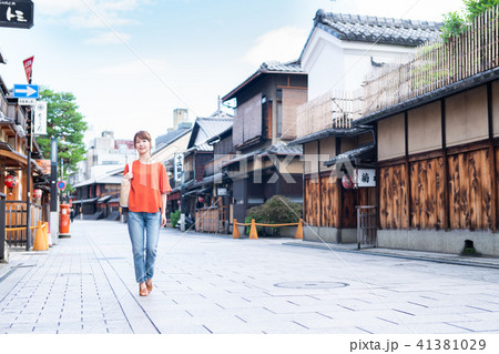 京都観光する若い女性の写真素材