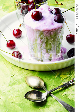 Ice cream with cherry flavor Ice cream with cherry flavor 41382078