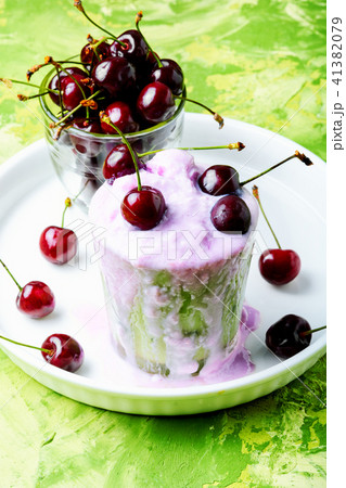 Ice cream with cherry flavor Ice cream with cherry flavor 41382079