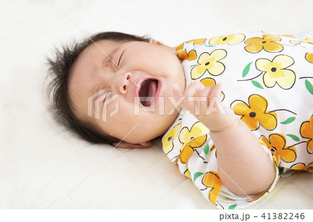 泣く新生児の女の子の赤ちゃんの写真素材