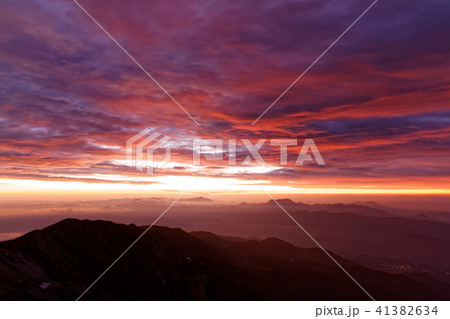 白馬岳山頂から見る朝焼け空と小蓮華山方面の稜線 41382634