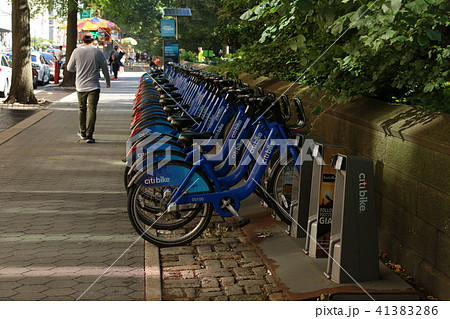 マンハッタン　セントラルパークに設置されたお洒落なバイクシェア-れんたサイクル 41383286