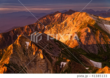 白馬岳山頂から朝焼けの杓子岳と白馬鑓ヶ岳を望む 41385133