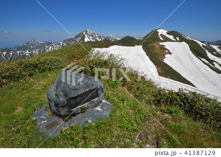 残雪の大水上山山頂利根川源流の碑と越後三山 41387129