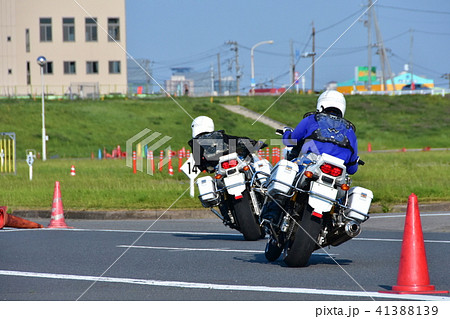 操縦技術を磨く白バイ隊員 操縦技術を磨く白バイ隊員 41388139