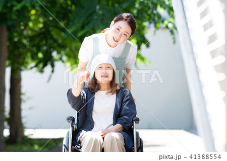 介護 車椅子 女性 介護 車椅子 女性 41388554