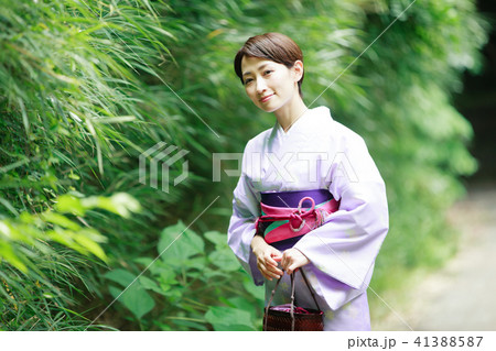 女性 着物 屋外 女性 着物 屋外 41388587
