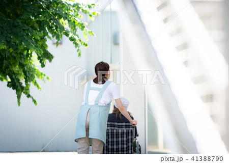 介護　車椅子　女性 41388790