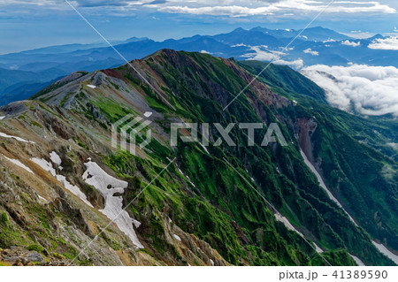白馬岳山頂から見る小蓮華山と雨飾山・火打山方面 白馬岳山頂から見る小蓮華山と雨飾山・火打山方面 41389590
