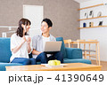 若い夫婦（パソコン） 41390649