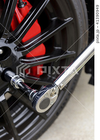 トルクレンチでホイールナットを締める トルクレンチでホイールナットを締める 41390949