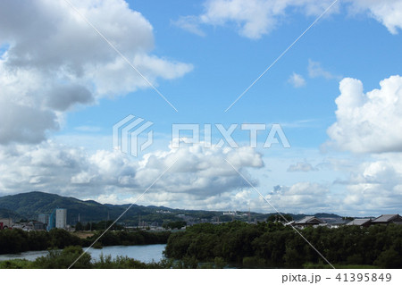 京都　宇治川と雲 41395849