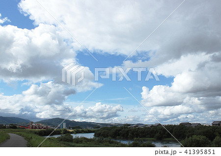京都　宇治川と雲 41395851