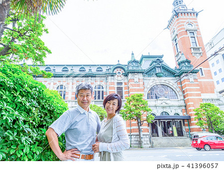 シニア夫婦 横浜にて 旅行を楽しむの写真素材