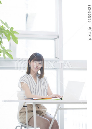 女性　若い女性　オフィス　パソコン　カジュアル　カメラ目線 41396423
