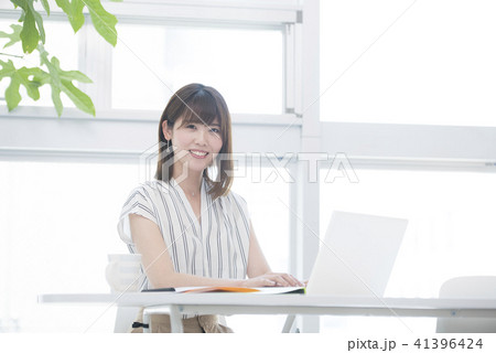 女性　若い女性　オフィス　パソコン　カジュアル　カメラ目線 41396424
