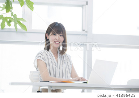 女性　若い女性　オフィス　パソコン　カジュアル　カメラ目線 41396425