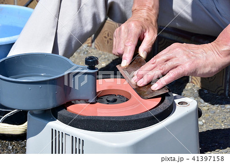 刃物研磨機を使った包丁研ぎ 41397158