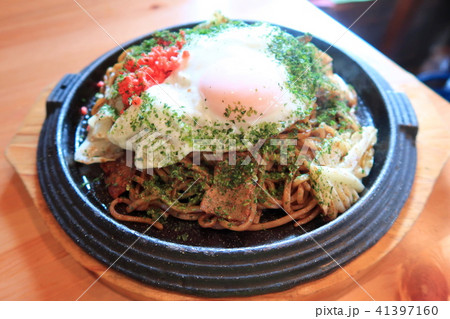目玉焼きをトッピングした太麺焼きそば 41397160