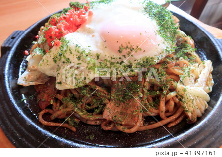 目玉焼きをトッピングした太麺焼きそば 41397161