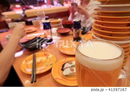 生ビールを飲みながら楽しむ回転寿司の風景 生ビールを飲みながら楽しむ回転寿司の風景 41397167