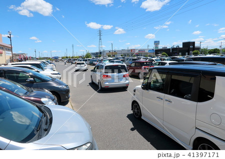 混雑する駐車場の写真素材 混雑する駐車場の写真素材