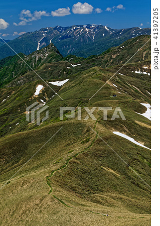 谷川連峰 武能岳から見る蓬峠への登山道と大源太山 巻機山の眺めの写真素材