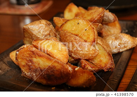 居酒屋で食べる「ポテトフライ」 41398570
