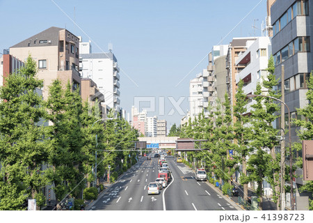 車が行き交う青梅街道（東京都杉並区） 41398723