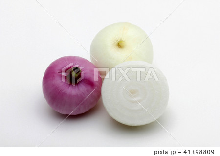 白い背景に玉ねぎ 41398809